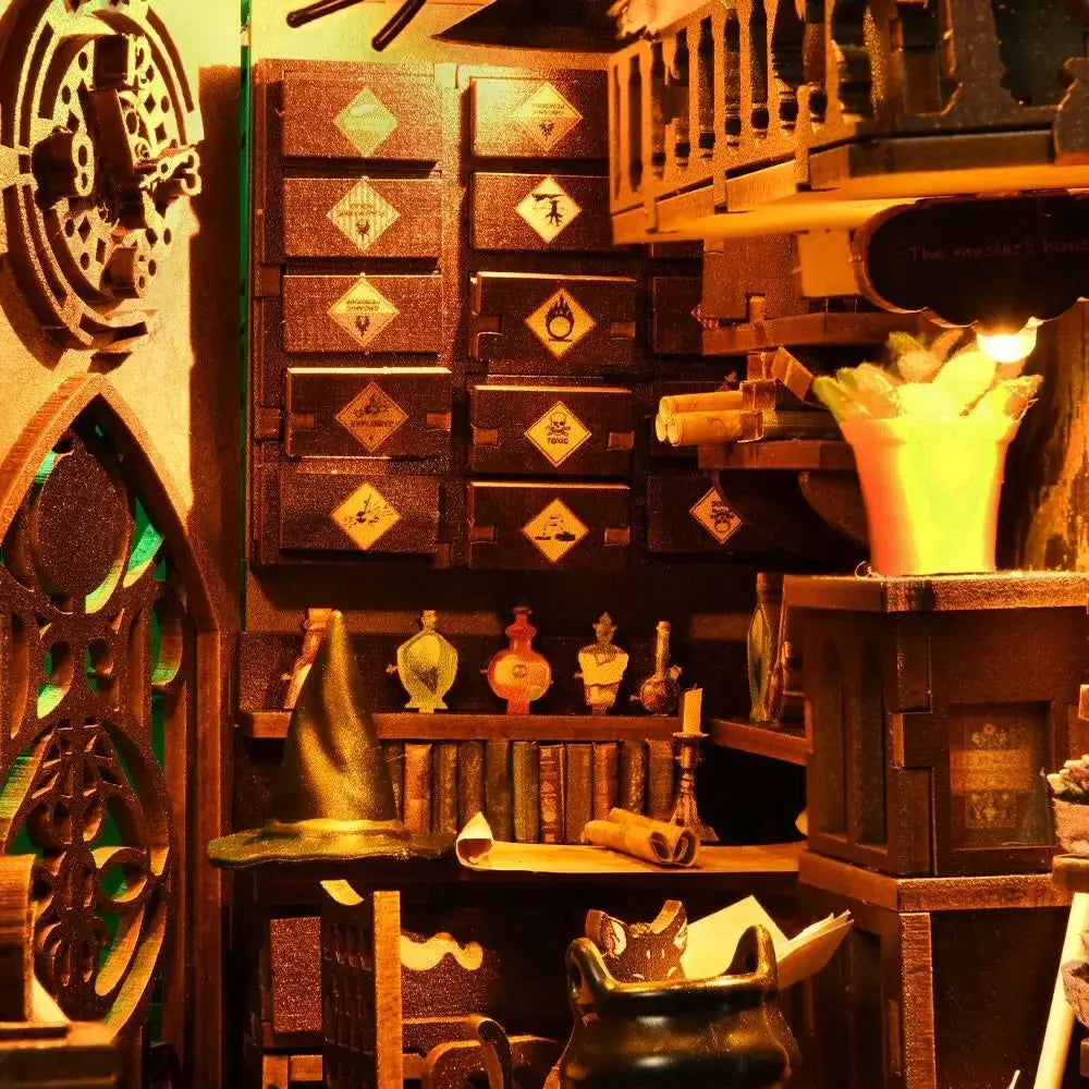 The Master's Dollhouse bookend with LED Light - Model to assemble