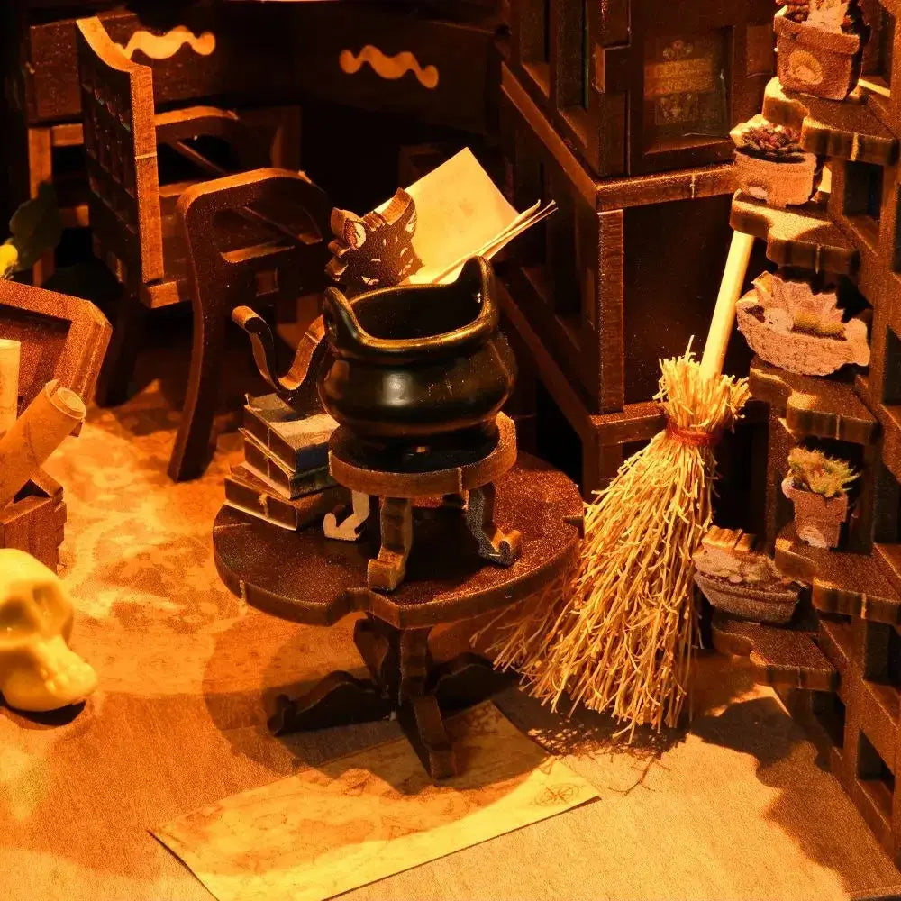 The Master's Dollhouse bookend with LED Light - Model to assemble