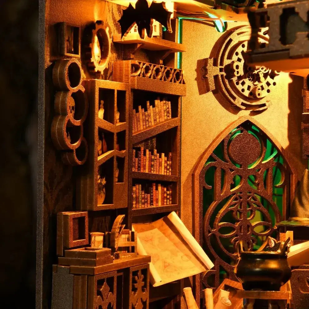 The Master's Dollhouse bookend with LED Light - Model to assemble